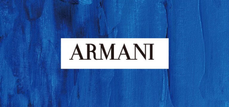 青地の画像を背景にARMANIの文字が真ん中に配置されたイメージ画像