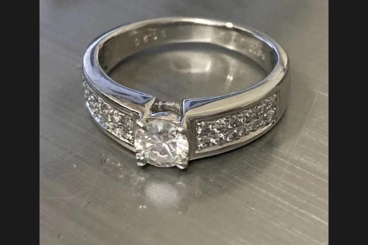 Pt900リング D0.32ct 5.82g