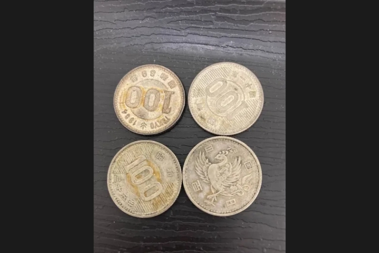 100円銀貨 4枚