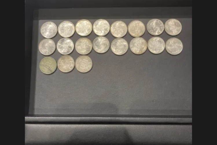 100円銀貨 19枚