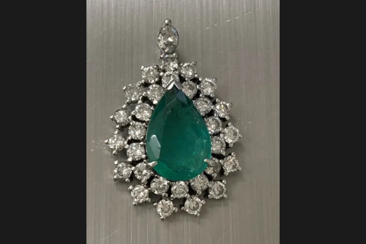 Pt900 ネックレストップ E2.65ct/md1.90ct 8.8g