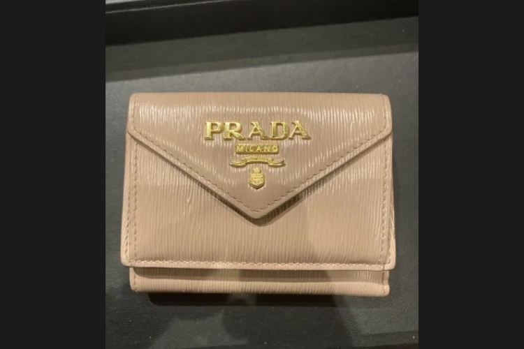 プラダ 三つ折り財布